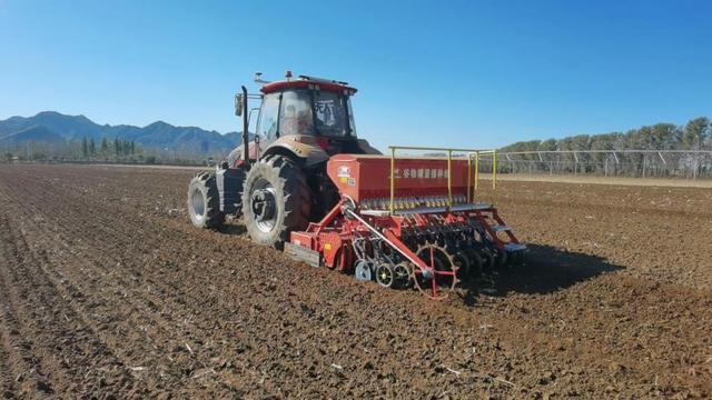 无人驾驶拖拉机用上北斗高精度定位技术,350余台套智能农机播种小麦