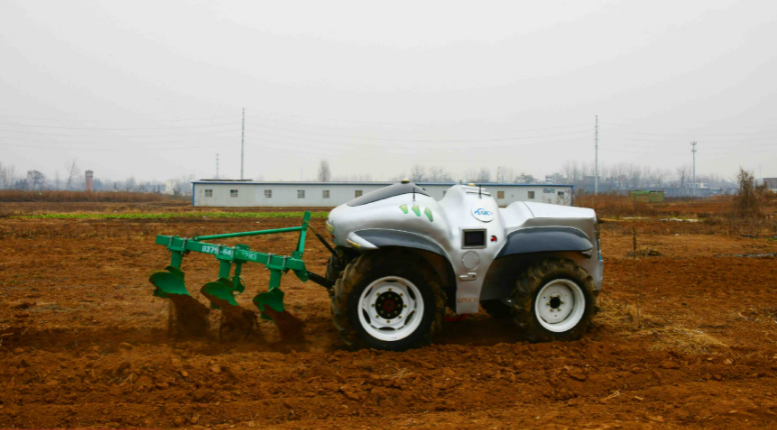 充电6小时耕地50亩,中国无人驾驶拖拉机火了,印度格外眼红