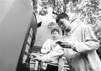 无人驾驶快递车进校园