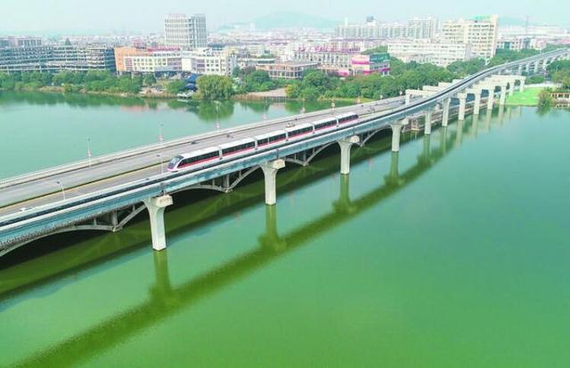 全国首条无人驾驶跨座式单轨在芜湖开通运营