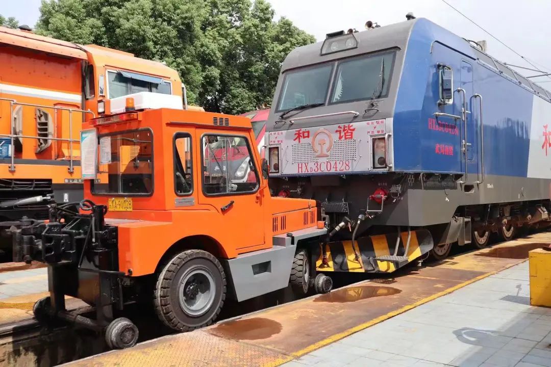 无人驾驶小车竟然可以拉着火车跑？