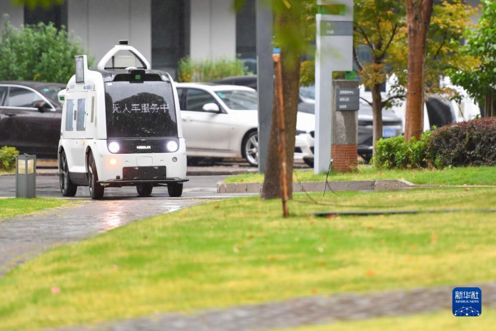 无人驾驶零售车园区“上岗”