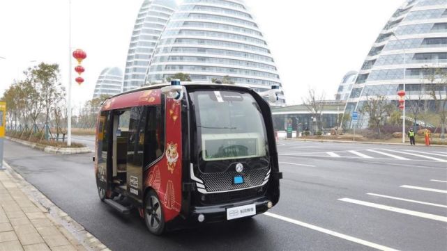 自动驾驶商业化落地加速!北京率先开放特定区域“无人接驳车”路权