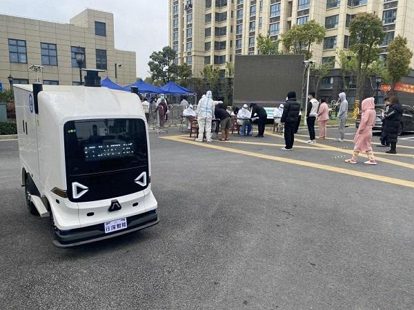圆通智能无人车现身上海社区 “无接触配送”助力抗疫
